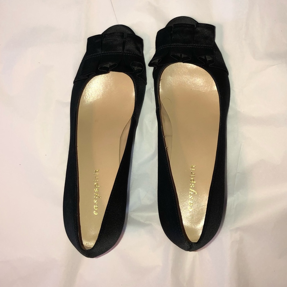 Black heels with ruffle